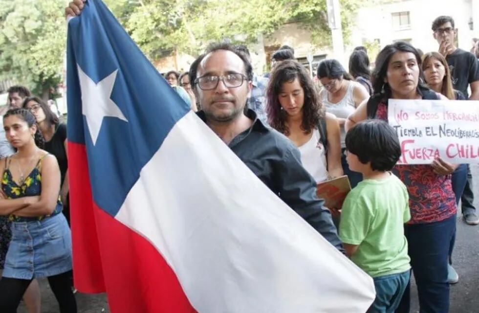En Mendoza también se manifestaron los ciudadanos chilenos por la situación política y social que se vive en el país trasandino.