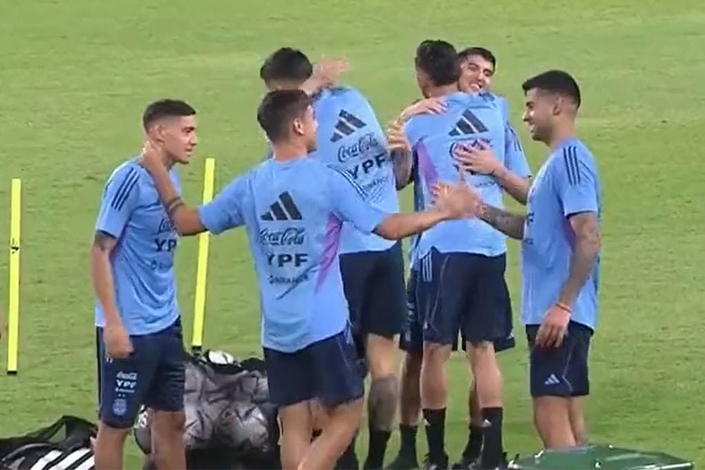El saludo entre los cordobeses Dybala y Romero fue reiterado en el entrenamiento argentino. Pura sonrisa en la Albiceleste. (captura de TV)