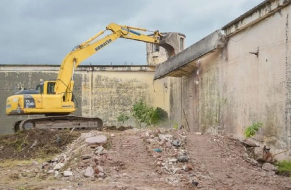 Comenzaron a demoler el muro exterior de la cárcel de barrio San Martín.