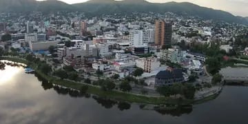 Buscando espacio. La ciudad de Carlos Paz, una de las de mayor crecimiento en Córdoba en los últimos 20 años, avanzó en su urbanización sobre las costas del lago y las laderas de los cerros que la rodean (Gentileza Condor FLY DRONES)