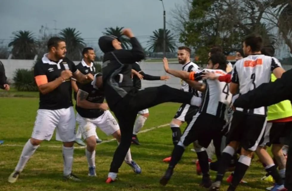 Salvaje pelea entre futbolistas uruguayos.