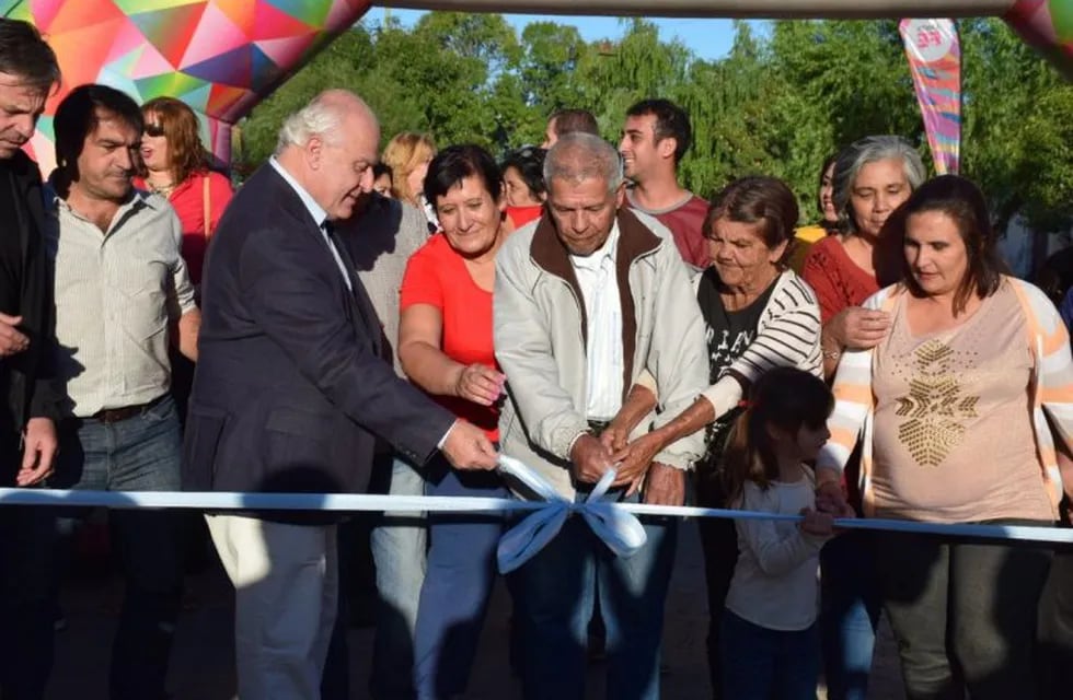 El mandatario inauguró obras en el barrio Yapeyú. (@Leacgonzalez)
