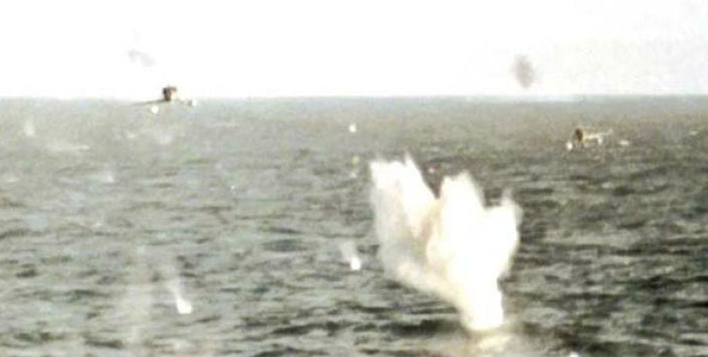 Los aviones argentinos durante el ataque al Coventry, tomados desde el barco.