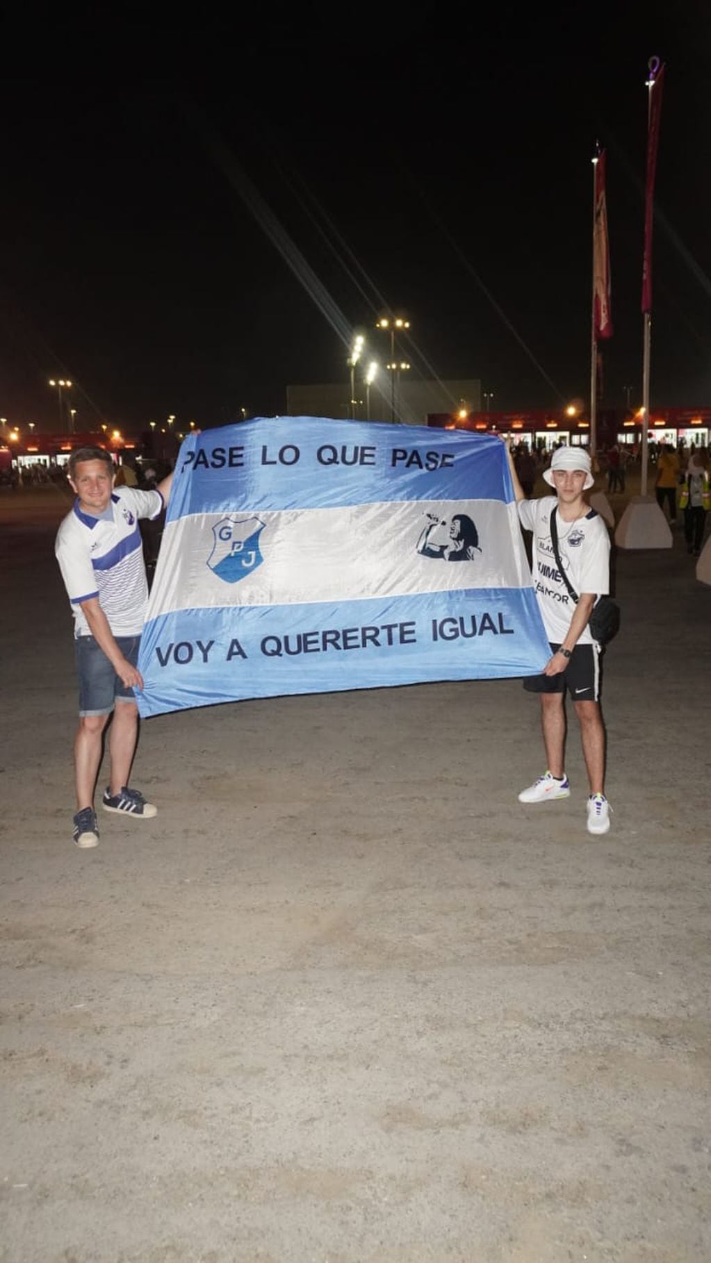 La bandera de Juniors y la Mona Jiménez, presente en Qatar acompañando a la Scaloneta