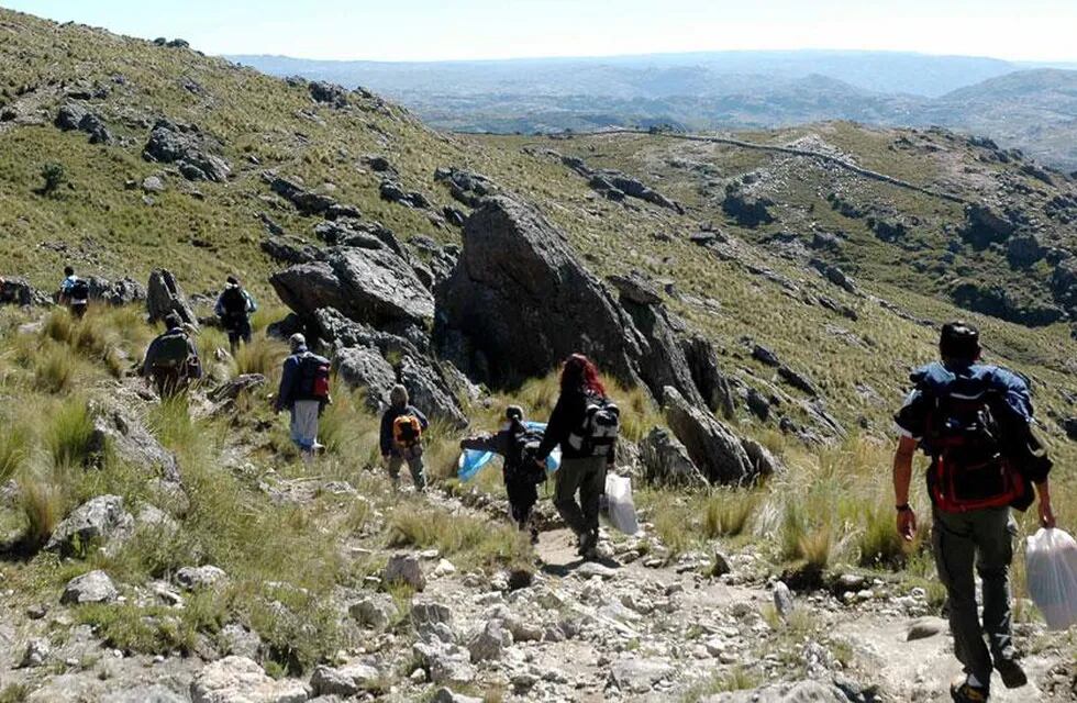 Miles de personas llegan por año a la cima del Cerro Champaquí (LaVoz/Archivo).