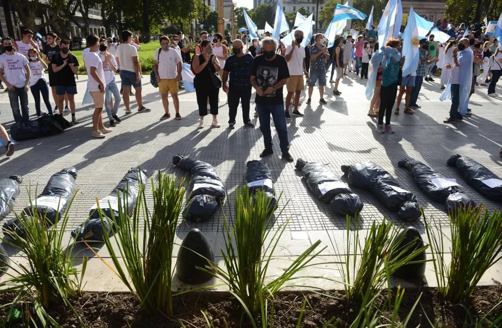 Los autoconvocados arrojaron al suelo “bolsas con cadáveres” que simulaban ser personas fallecidas por coronavirus.