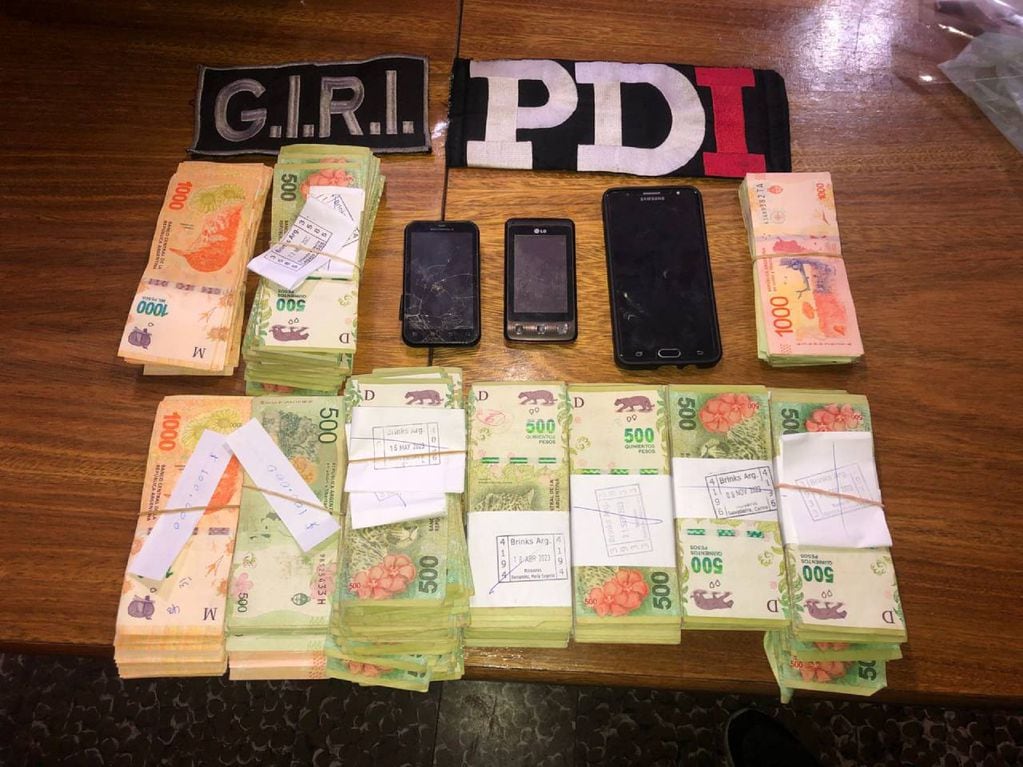 La PDI secuestró casi un millón y medio de pesos y 30 teléfonos móviles.