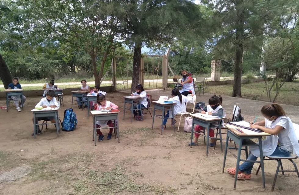 Clase al aire libre en la escuela rural Santiago Sosa, cerca de la Paz, al sur de Traslasierra (Gentileza Gloria González)