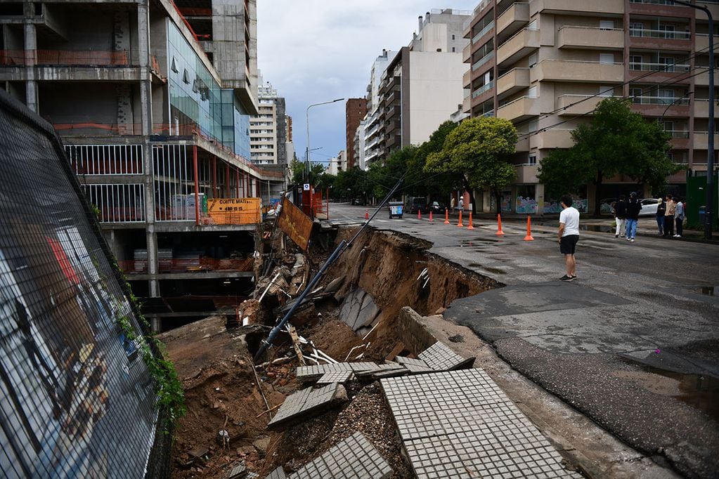 Fuerte temporal de lluvia provocó un socavón de unos 30 metros en la avenida Vélez Sársfield, a la altura del emprendimiento inmobiliario Pocito. (Pedro Castillo / La Voz)
