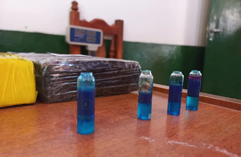 Las pruebas de campo Narcotest aplicadas a las muestras extraídas de los paquetes dieron resultado positivo para cocaína.