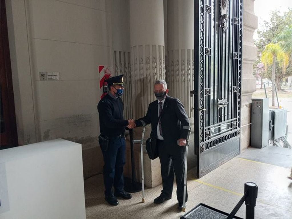 Sarnaglia fue en persona a la Casa Gris a presentar su renuncia a la conducción de la Policía. (Twitter)