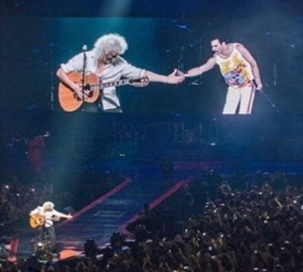 La imagen de Brian junto al holograma de Freddie Mercury (web)