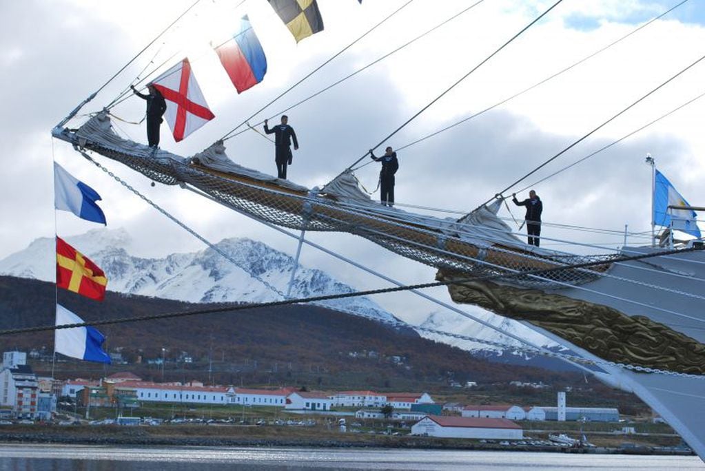 Fragata ARA "Libertad", de fondo la Base Naval Ushuaia