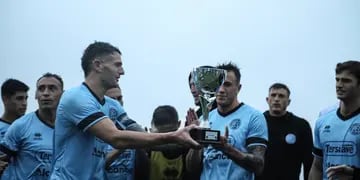 Pablo Vegetti y Gabriel Compagnucci levantan el trofeo del cuadrangular que ganó Belgrano en Montevideo