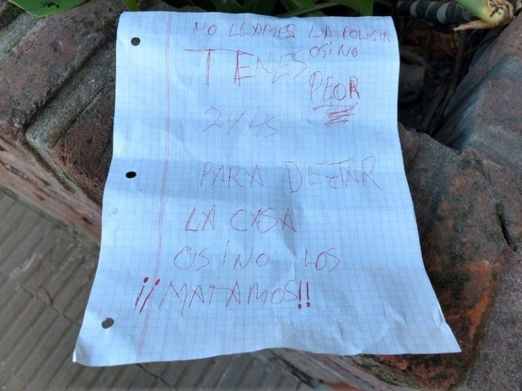El manuscrito que dejaron debajo de la puerta de una casa de barrio Acindar. (Rosario3)