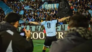 Vegetti y la celebración con los hinchas tras el triunfo de Belgrano ante Instituto