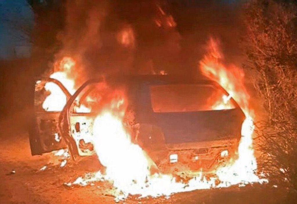 El coche fue prendido fuego poco después del asesinato. (El Ciudadano)