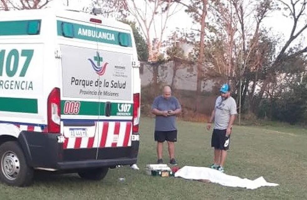 Ambulancia en el club IPS de Posadas donde falleció un hombre de un ataque cardíaco mientras jugaba al fútbol.