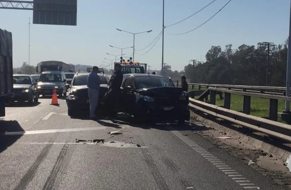 Una de las manos de Circunvalación, en el tramo de Ayacucho a San Martín, se vio afectada por el accidente que involucró a varios autos. (@gbelluati)
