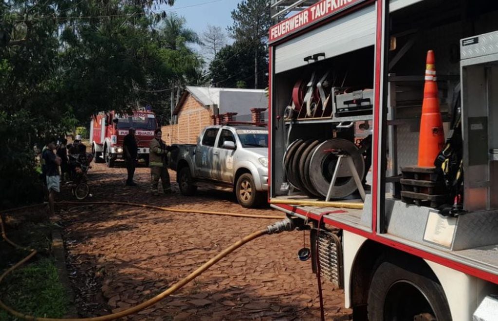 Gracias al rápido accionar de Bomberos, logran sofocar incendio en una vivienda de Puerto Iguazú.