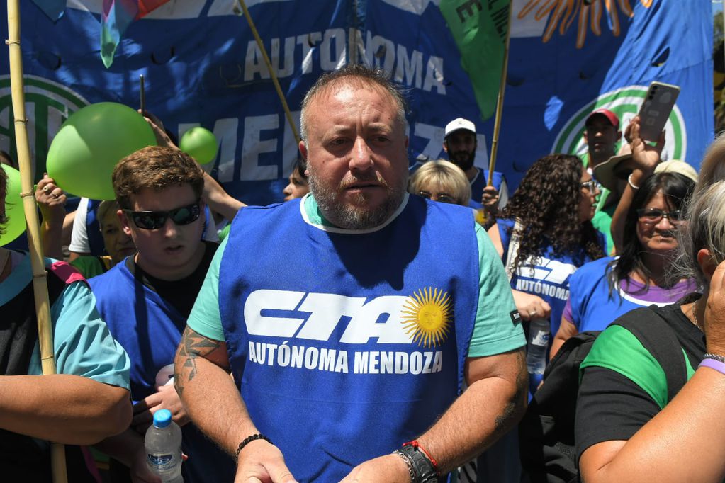 Gustavo Correa, secretario de la CTA Mendoza y del SUTE, en la marcha por el paro de la CGT contra Javier Milei - Ignacio Blanco / Los Andes