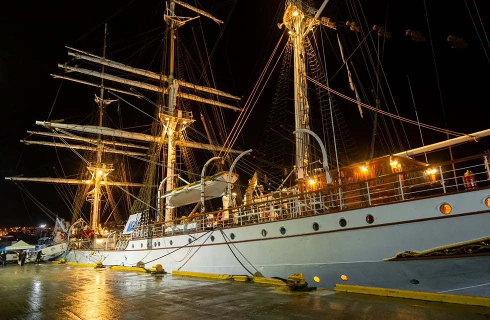 Autoridades provinciales visitaron el velero noruego que se encuentra en el Puerto de Ushuaia.