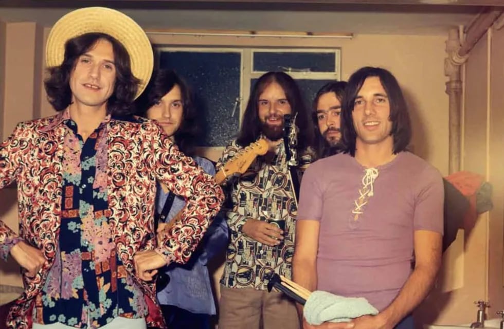La formación de The Kinks con John Gosling (al centro) como tecladista. (Facebook The Kinks)