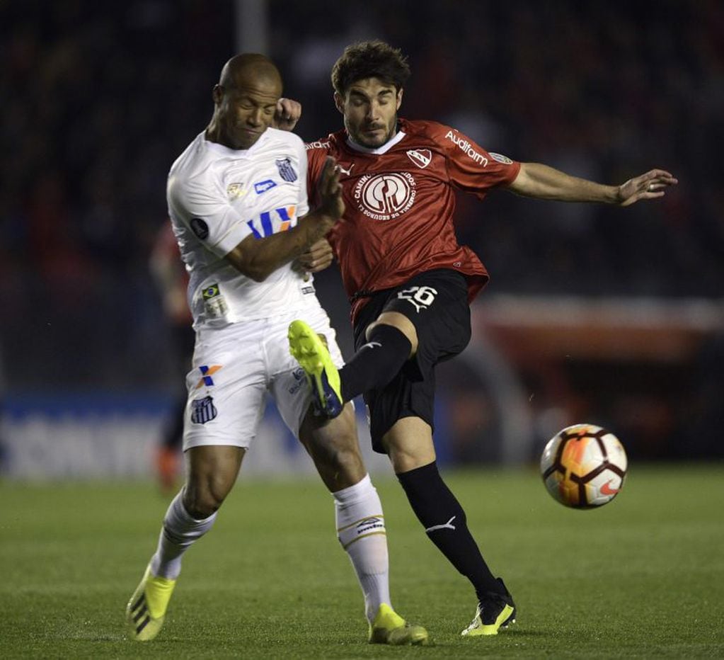 Carlos Sanchez fue titular en el partido ante Independiente. Foto: AFP.
