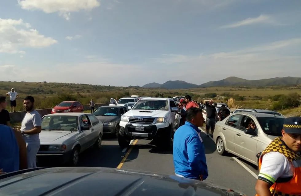 Hubo congestión y caos vehicular en las Altas Cumbres.