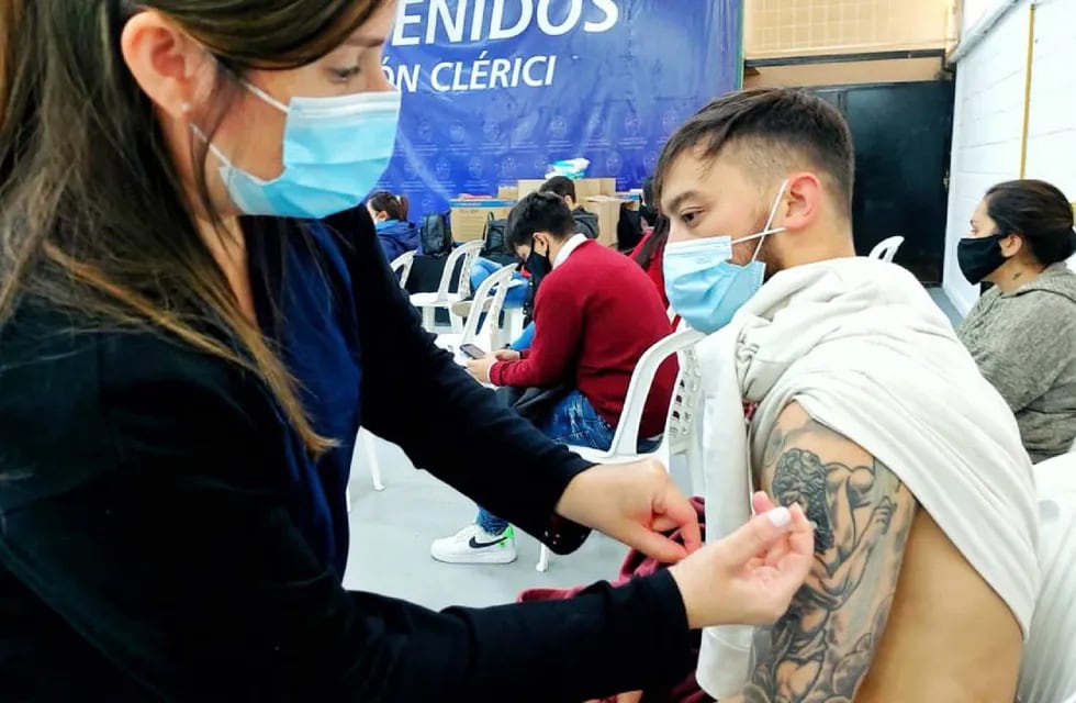 Vacunan a joven contra covid-19 en Santa Fe