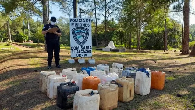 Efectivos policiales secuestraron 20 bidones de combustible