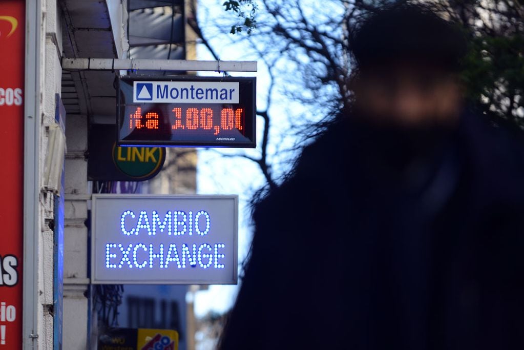El dólar mayorista se acerca a la barrea de los $100. Foto: José Hernández/La Voz.