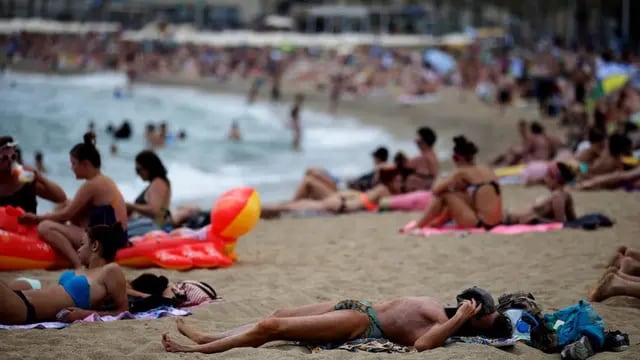 BARCELONA. Las playas repletas de gente en la costa mediterránea de Barcelona, España (AP).