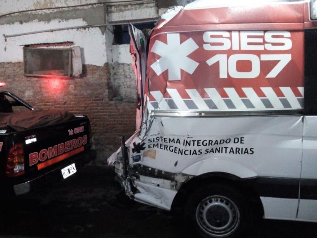 La ambulancia pertenece al hospital de Barrancas y terminó severamente dañada. (@emergenciasar)