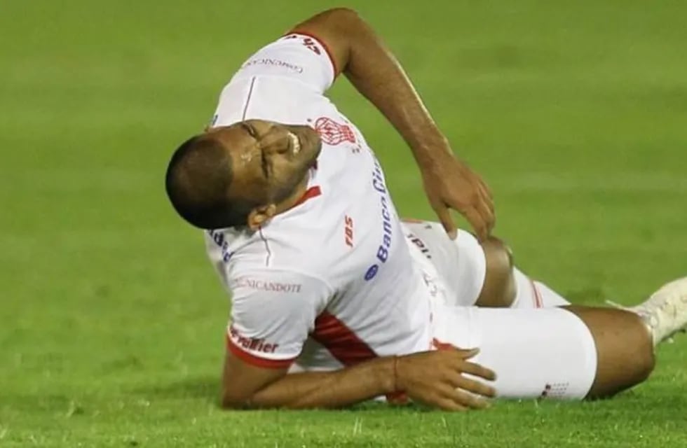 Wanchope Ábila sufrió una distensión muscular ante Vélez y preocupa tanto a Huracán como a Boca.