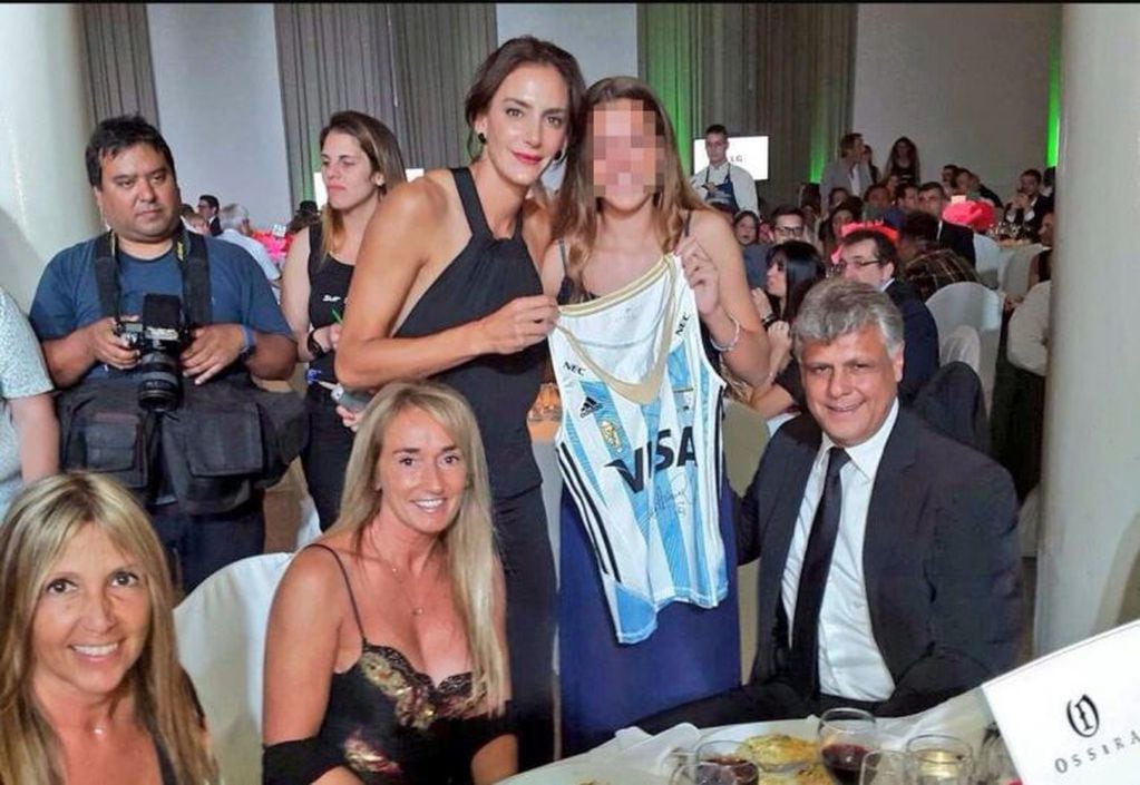 Luis Alberto Sterlicchio, dueño de Ossira, en una cena solidaria junto a su hija Inés, quien sostiene una camiseta de las "Leonas" al lado de Luciana Aymar. (Foto: Marcelo Addax)