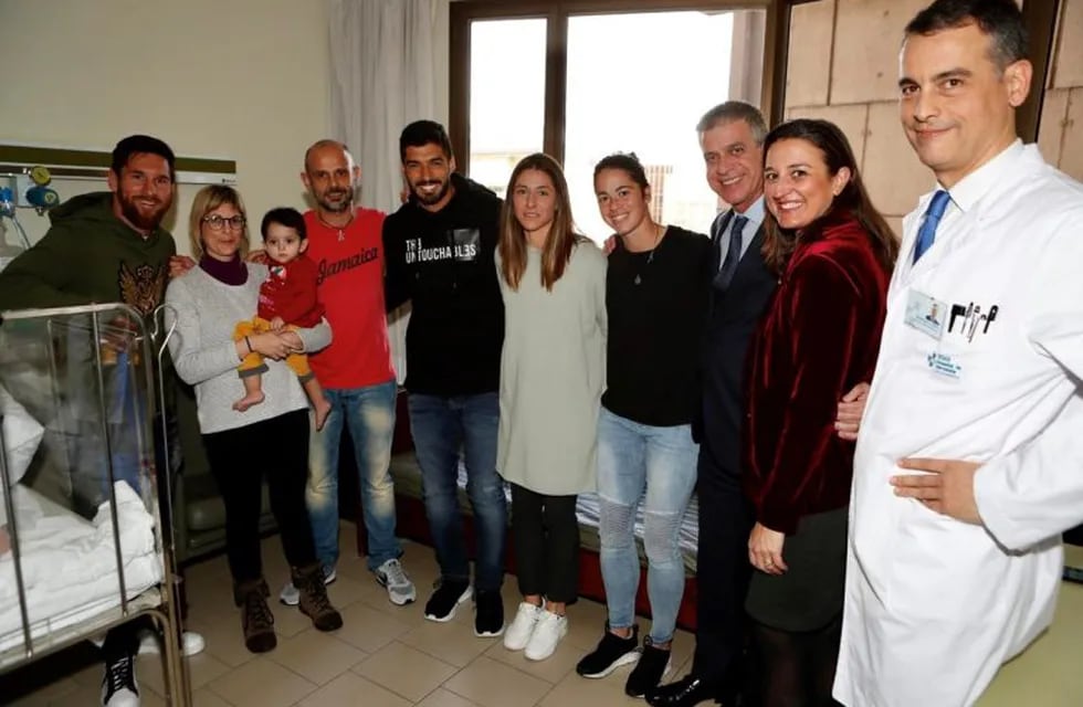 Messi y Suárez visitaron un hospital de niños de Barcelona (Foto: Twitter/@FCBarcelona)