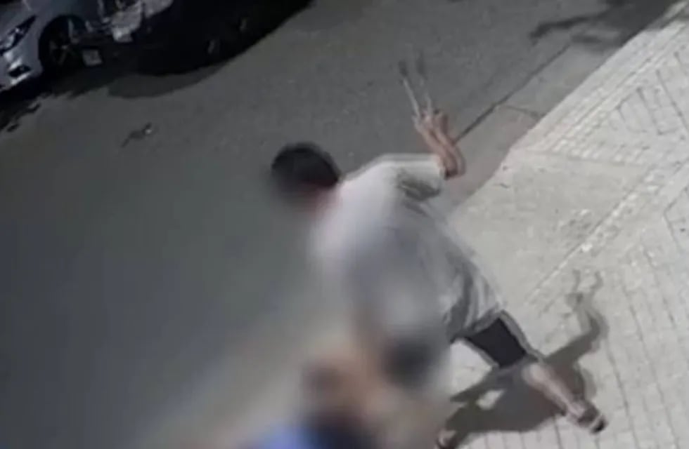 Atacó a hachazos a un hombre en plena vía pública. (Captura TV)