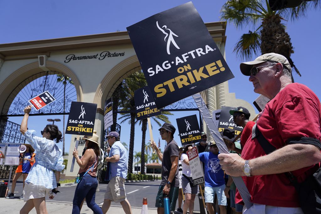 Guionistas y actores en huelga protestan afuera de los estudios Paramount en Los Ángeles, el viernes 14 de julio de 2023. (AP Foto/Chris Pizzello)