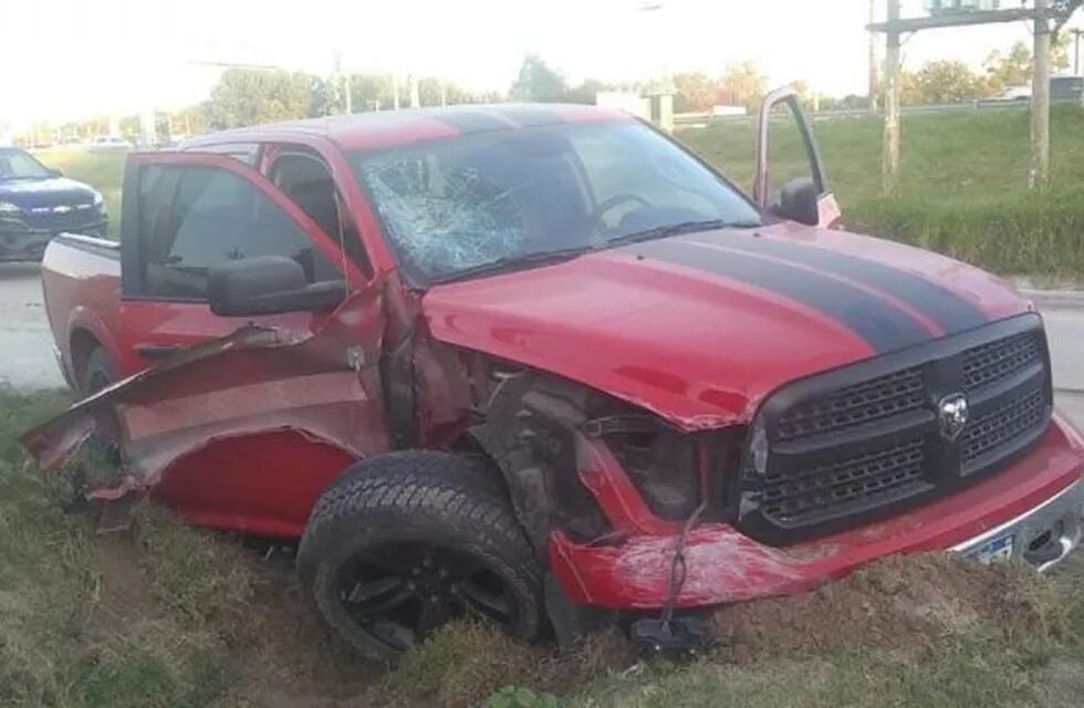 Ricardo Emilio Calvo Arrázola se quejó de haber sido esposado mientras destrozaban su Dodge Ram. (@lt9lider)