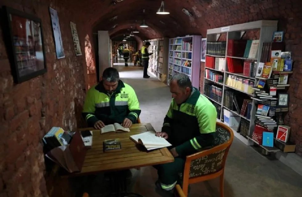 Armaron la biblioteca en una vieja fábrica abandonada