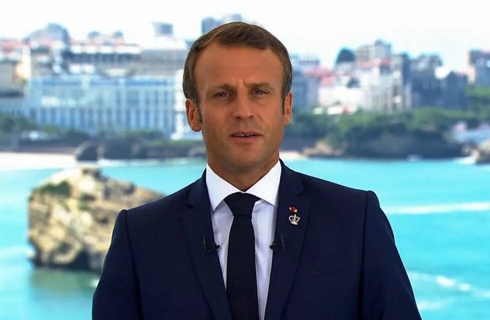 This image grab from footage taken and released by French television channel TF1 shows French President Emmanuel Macron delivering a speech in Biarritz, south-west France on August 24, 2019, on the first day of the annual G7 Summit attended by the leaders of the world's seven richest democracies, Britain, Canada, France, Germany, Italy, Japan and the United States. (Photo by Handout / TF1 / AFP) / RESTRICTED TO EDITORIAL USE - MANDATORY CREDIT \