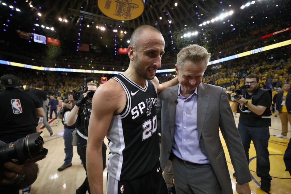Steve Kerr no se dio por vencido e insistió a Manu Ginóbili para que continúe una temporada más en la NBA. Ezra Shaw/Getty Images/AFP