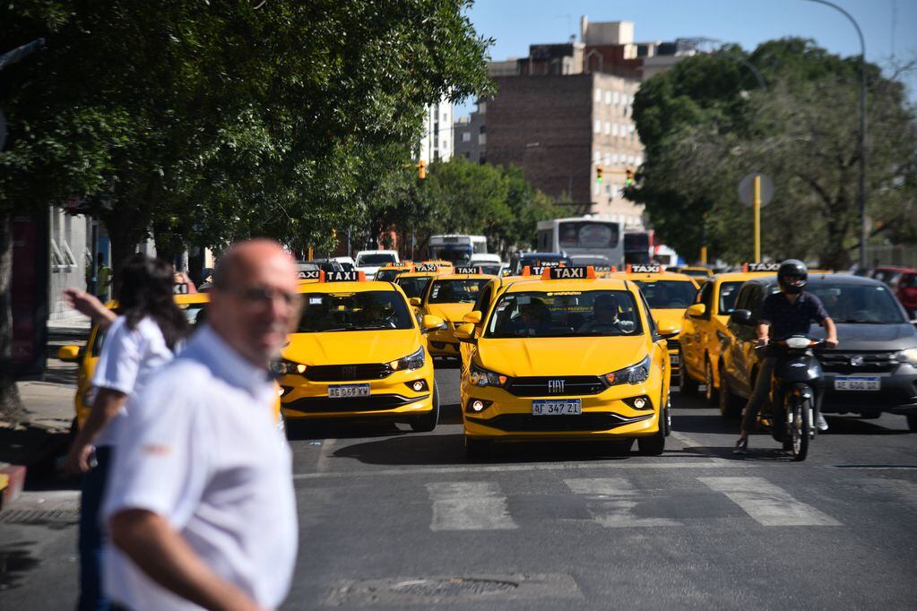 Marcha de taxistas en Córdoba este lunes 29 de enero. (Pedro Castillo/La Voz)