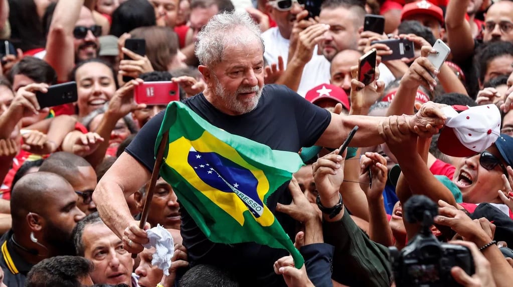 La última encuesta oficial dice que Lula da Silva ganaría en primera vuelta en las elecciones presidenciales del domingo.
