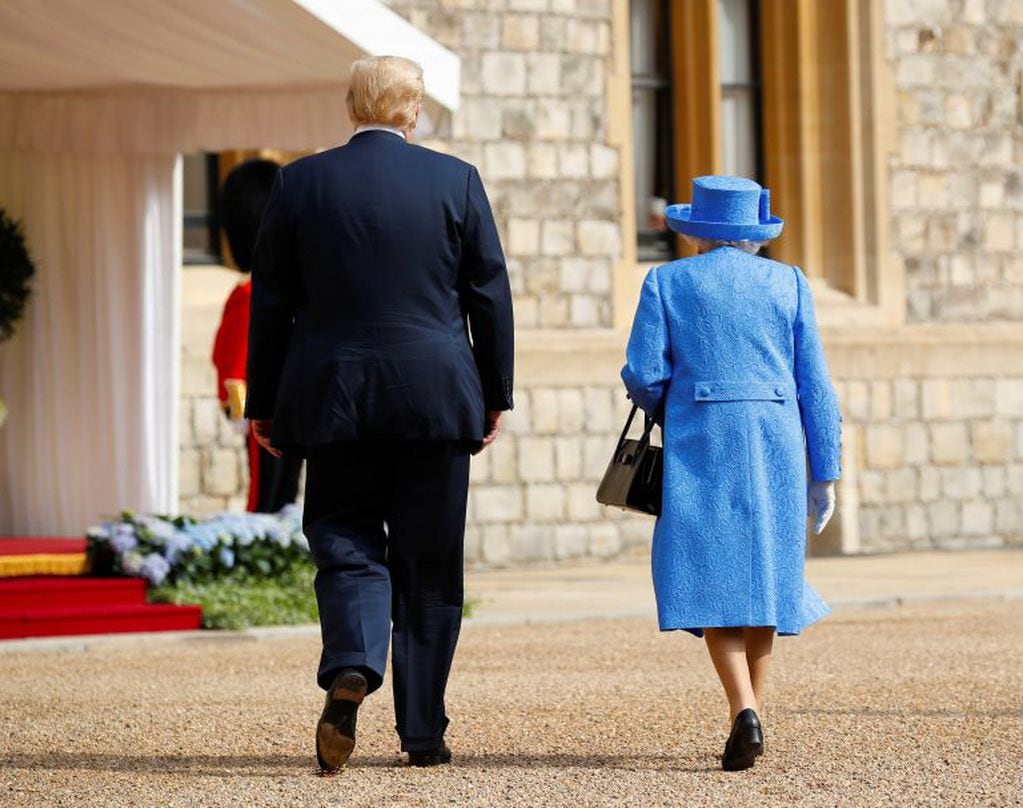 Trump y Melania se reúnen con la reina Isabel II en Windsor