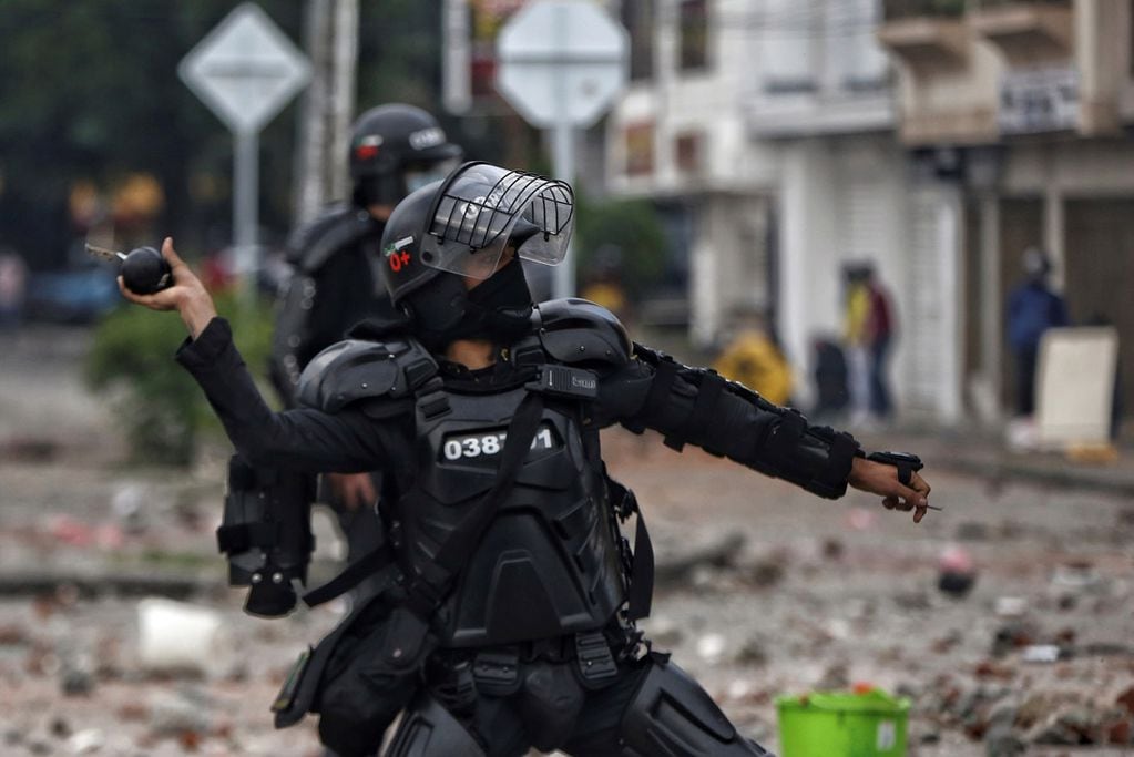 Continúan los violentos enfrentamientos con la policía en las calles de Colombia. (AP)