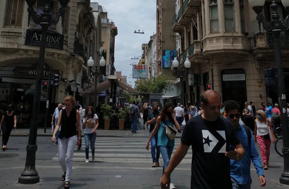 La peatonal Córdoba es uno de los principales corredores comerciales del centro de Rosario.
