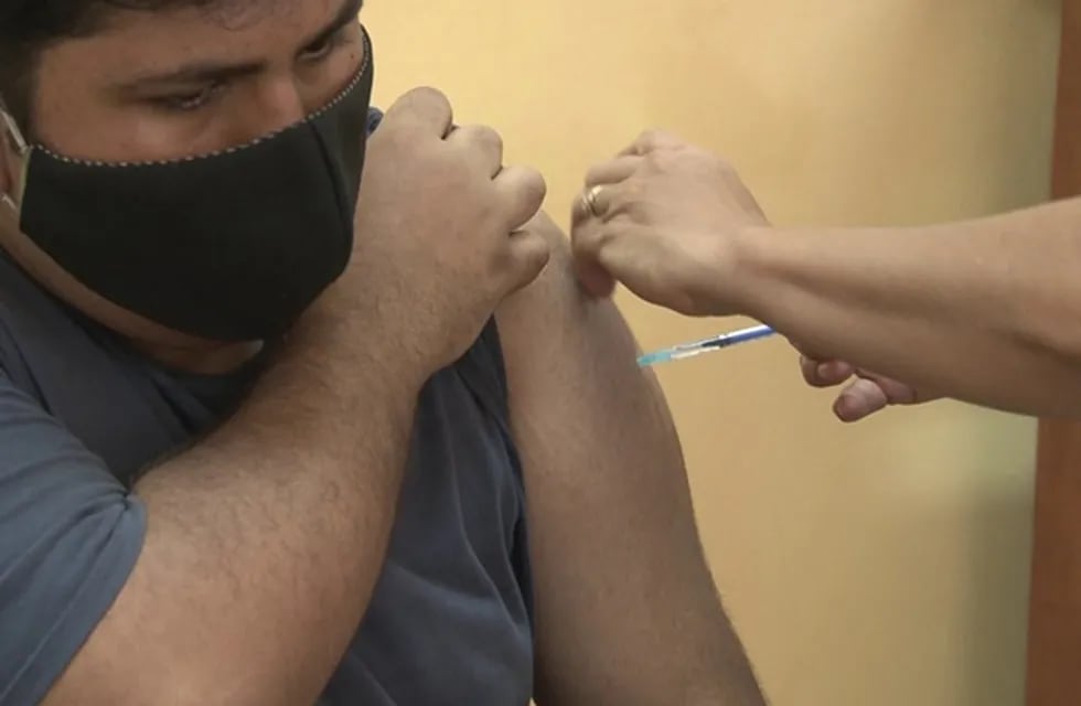 Operativo de vacunación contra Covid-19 en la plaza San Martín de Posadas