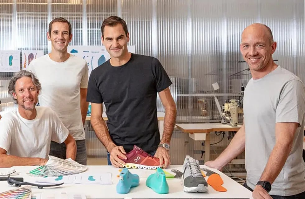 Roger Federer y parte del equipo de On Running, con el que inició una nueva etapa en cuanto a desarrollo de zapatillas e inversiones. (On Running)